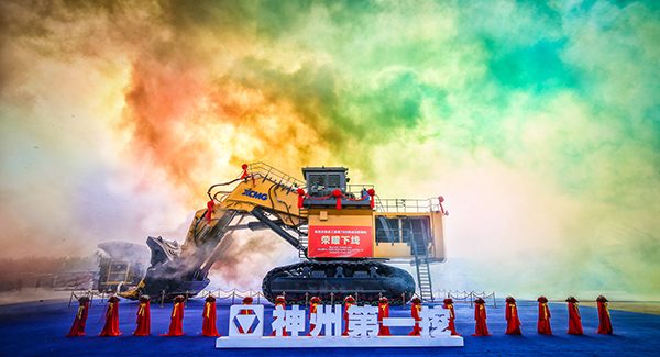 “神州第一挖”徐工700噸級液壓挖掘機(jī)下線，標(biāo)志著中國成為世界上繼德國、日本、美國后，第4個(gè)具備700噸級以上液壓挖掘機(jī)研發(fā)制造能力的國家