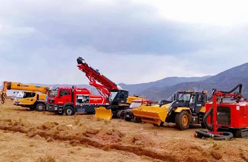 徐工參與空地聯(lián)合營救滅火、“孤島”救援、堰塞湖險情處置等實戰(zhàn)演練。