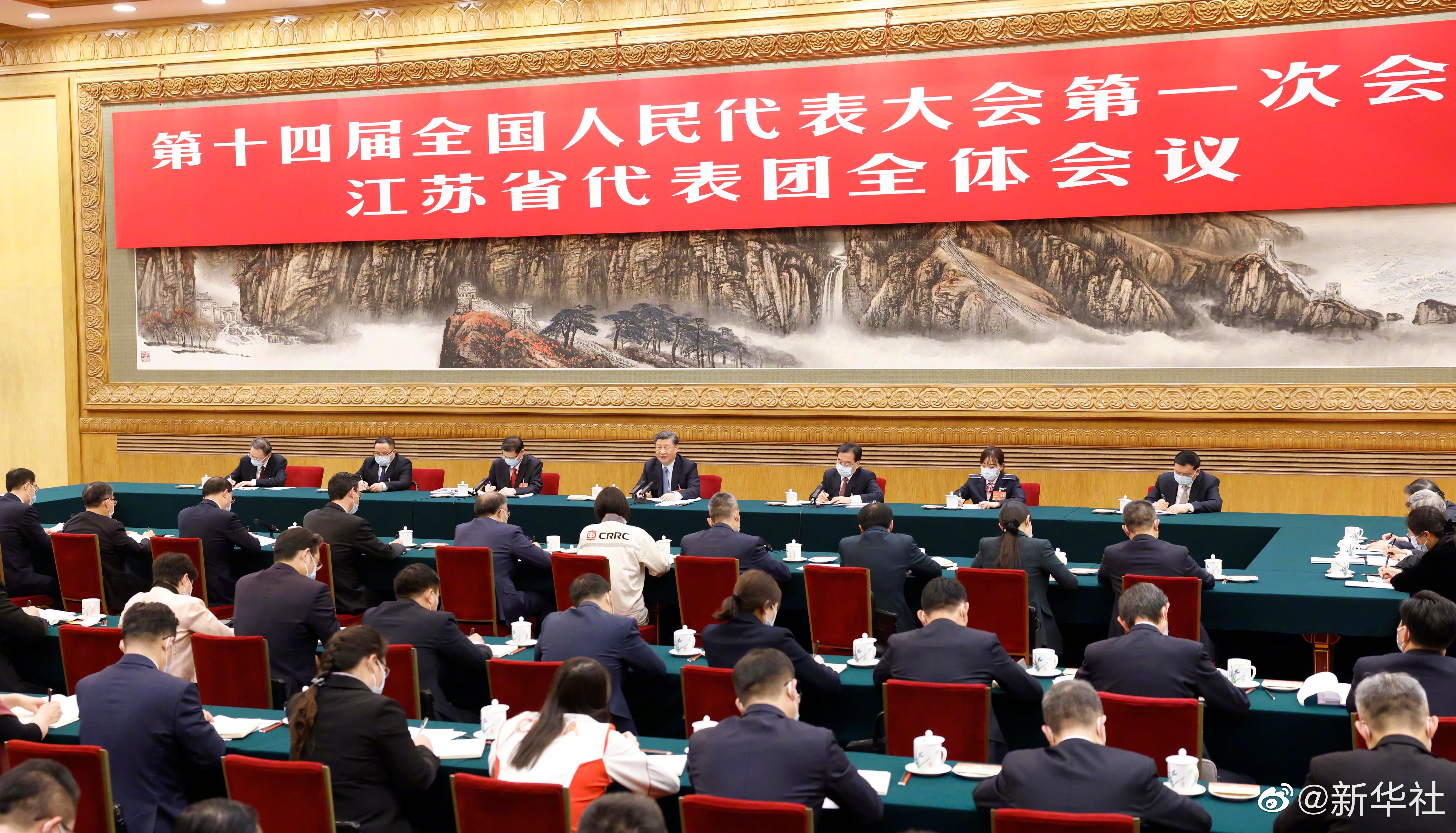 習(xí)近平總書記參加江蘇代表團(tuán)審議，現(xiàn)場聽取徐工集團(tuán)匯報(bào)發(fā)言，對徐工五年發(fā)展給予充分肯定和殷切期望