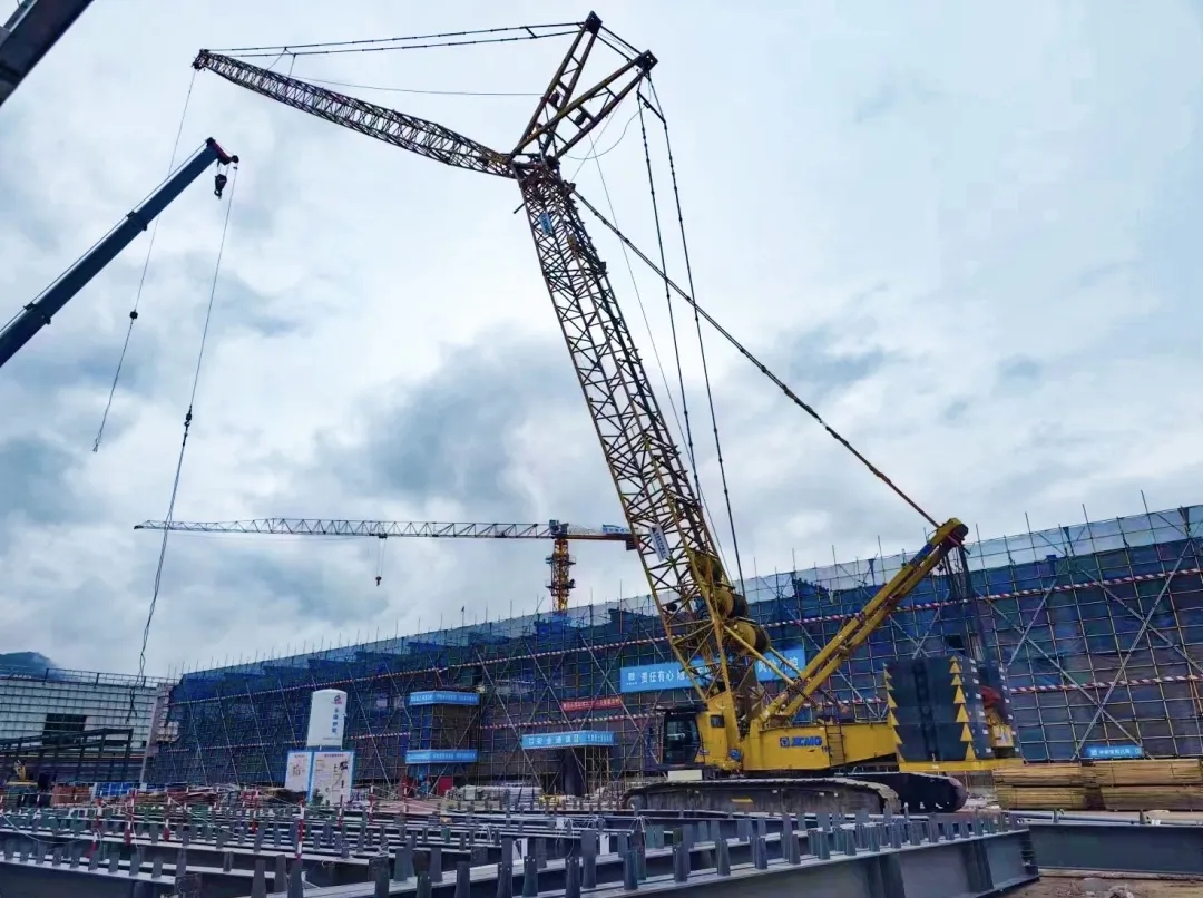 “鋼”鐵的意志！徐工XGC320履帶起重機參建大跨度鋼結構工業(yè)廠房