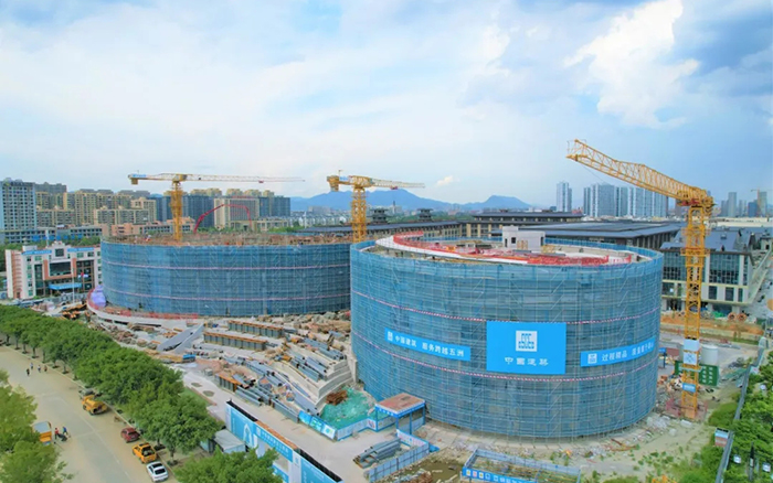 逐浪揚帆，徐工塔機吊起蒼南大劇院“鋼鐵脊梁”