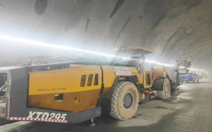 高壓高海拔！徐工鑿巖臺(tái)車挑戰(zhàn)高難度鐵路隧道