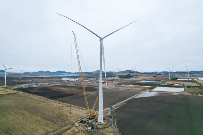 高空之巔，再鑄榮光！XLC18000M助力大型風(fēng)電場首臺185米風(fēng)機(jī)成功吊裝