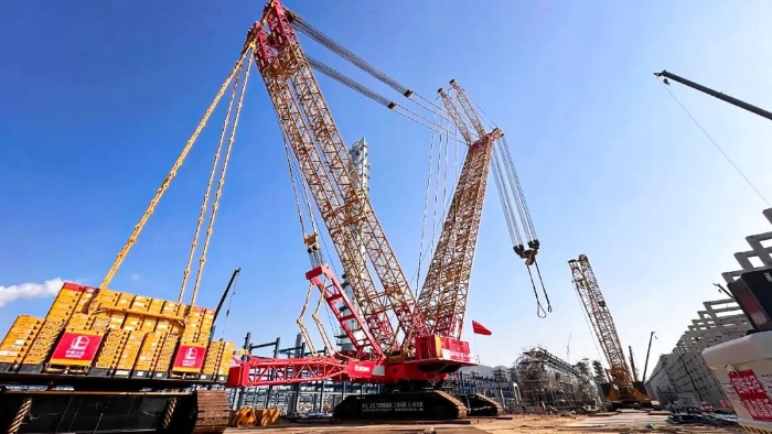全球首臺問世的4000噸履帶式起重機(jī)，再創(chuàng)國內(nèi)吊裝新紀(jì)錄！