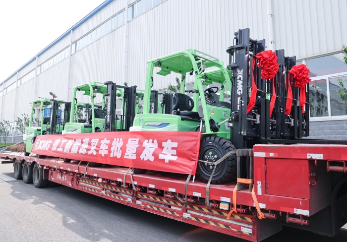 徐工鯤鵬系列電動(dòng)平衡重叉車，再掀浦東貨運(yùn)站高效物流新篇