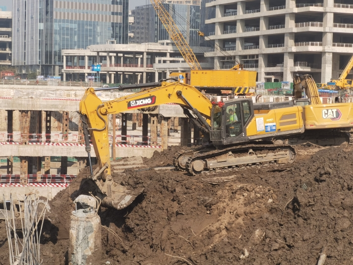 品質+節(jié)油+高效！徐工XE335GK助建亞洲最大地下空間