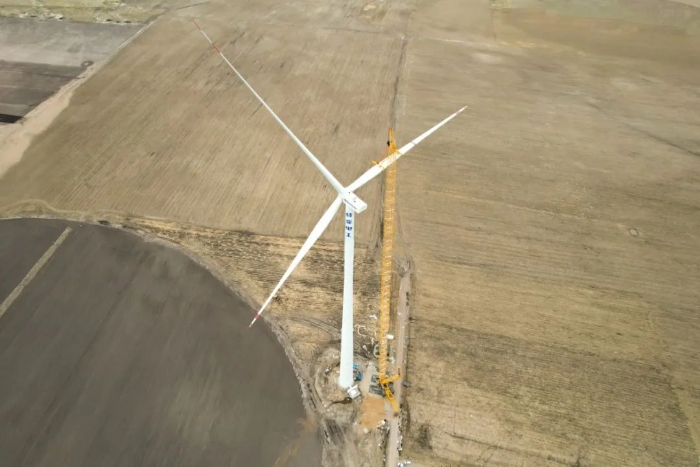 高空之巔，再鑄榮光！XLC18000M助力大型風(fēng)電場首臺185米風(fēng)機(jī)成功吊裝