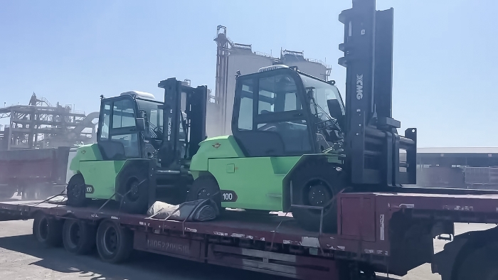 從室內(nèi)到室外，24小時(shí)不停歇！徐工孔雀叉車扎根新疆鋼材廠